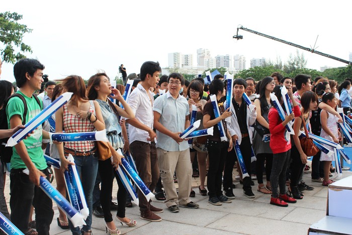 Tối qua 29/5 chương trình truyền hình thực tế Thần tượng âm nhạc – Vietnam idol 2012 mùa thứ 4 đã chính thức được khởi động bằng sự kiện công bố thông tin tuyển sinh chính thức, hàng ngàn khán giả trẻ đã có mặt tại sự kiện khởi động cuộc thi Thần tượng âm nhạc - Vietnam Idol 2012, tại Crescent Mall (TP.HCM).